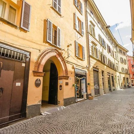 Lupari Apartment, Palazzo Storico Sotto Le Due Torri Bologna Luaran gambar