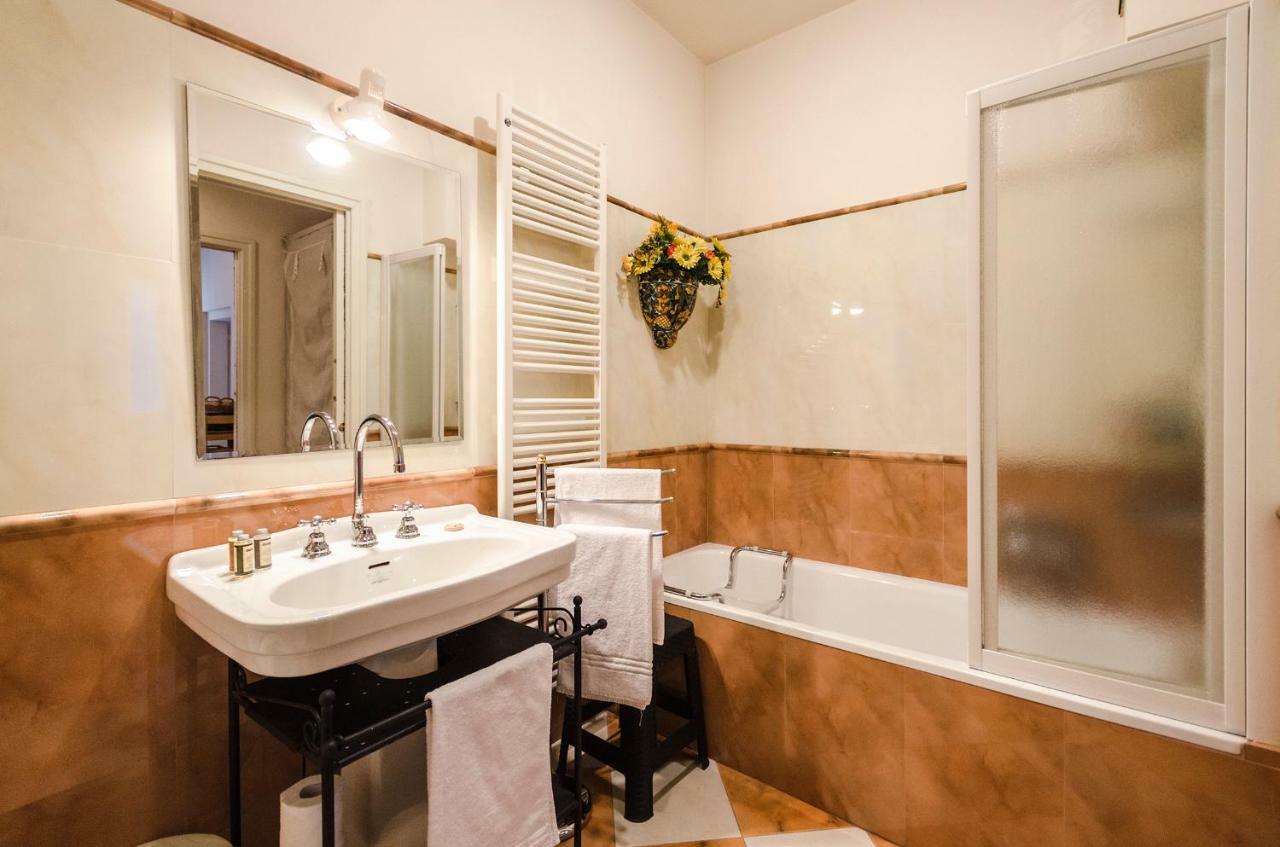 Lupari Apartment, Palazzo Storico Sotto Le Due Torri Bologna Luaran gambar
