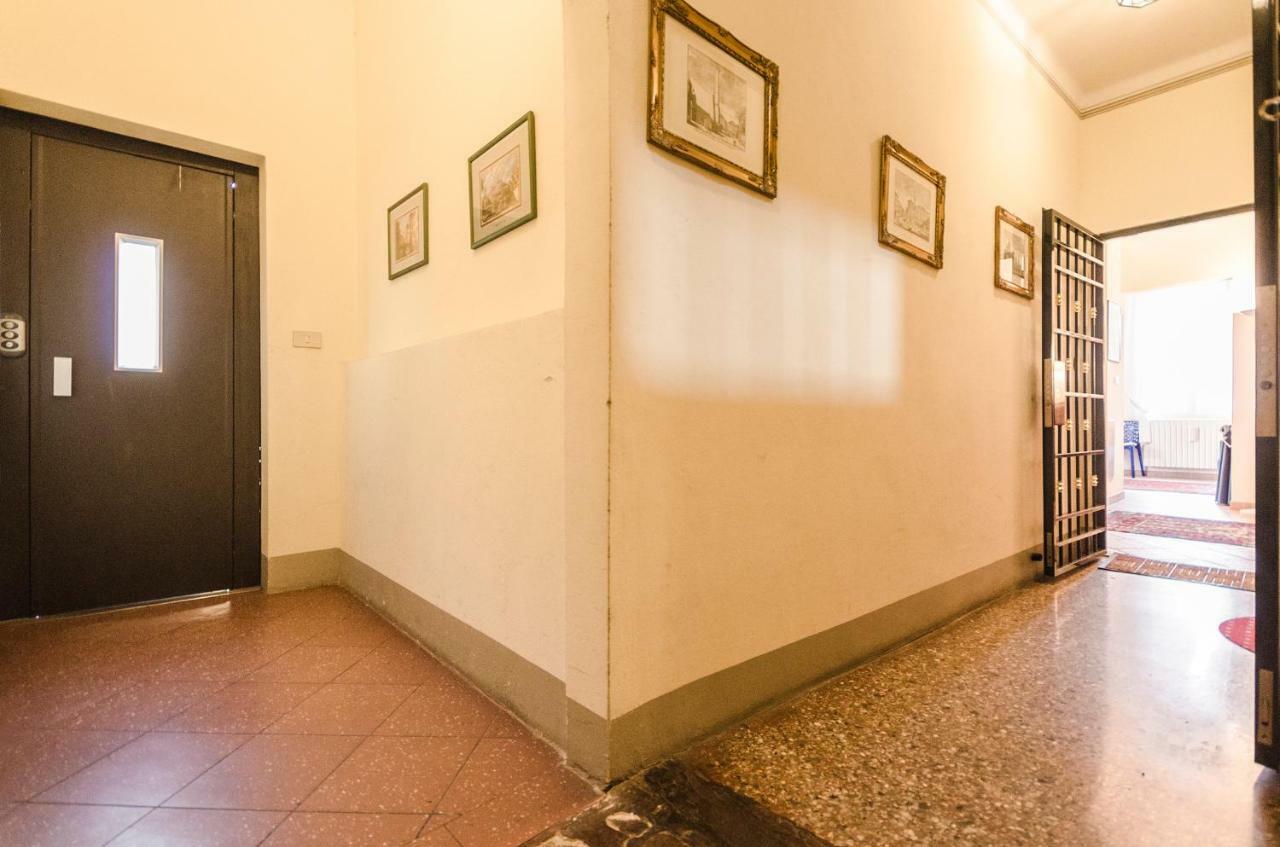 Lupari Apartment, Palazzo Storico Sotto Le Due Torri Bologna Luaran gambar