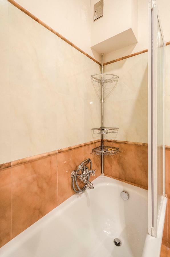 Lupari Apartment, Palazzo Storico Sotto Le Due Torri Bologna Luaran gambar