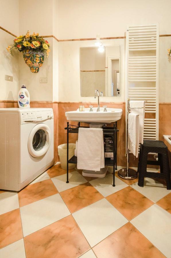 Lupari Apartment, Palazzo Storico Sotto Le Due Torri Bologna Luaran gambar