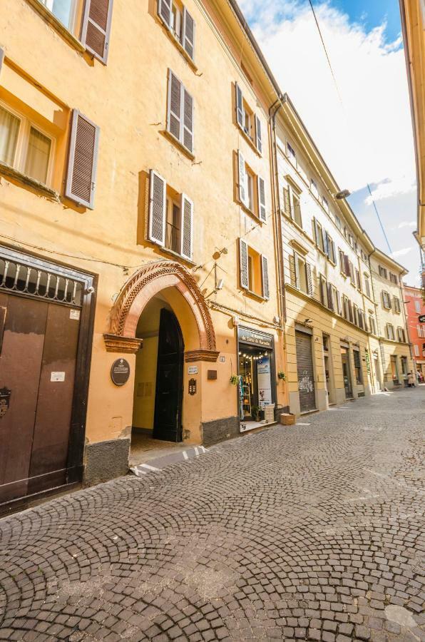 Lupari Apartment, Palazzo Storico Sotto Le Due Torri Bologna Luaran gambar